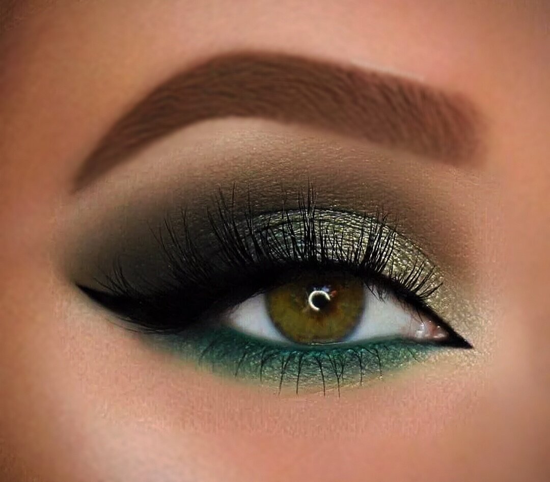 Вечерний макияж со стрелками для зеленых глаз