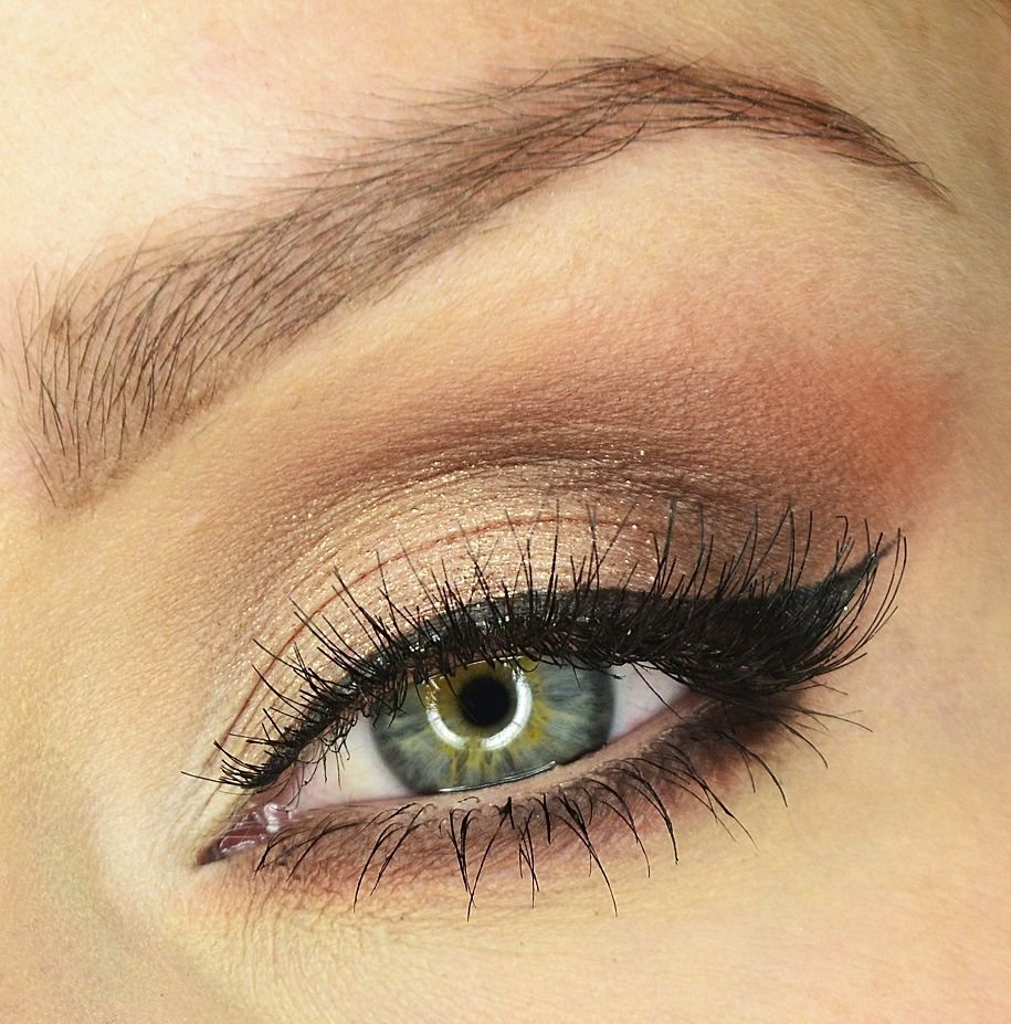 Лёгкий макияж для карих глаз со стрелками