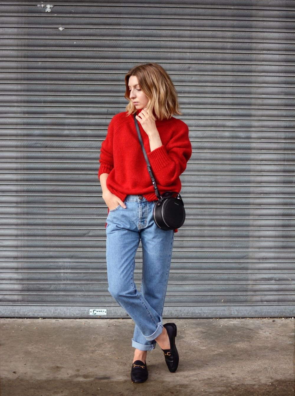 Бежевые брюки и голубая рубашка