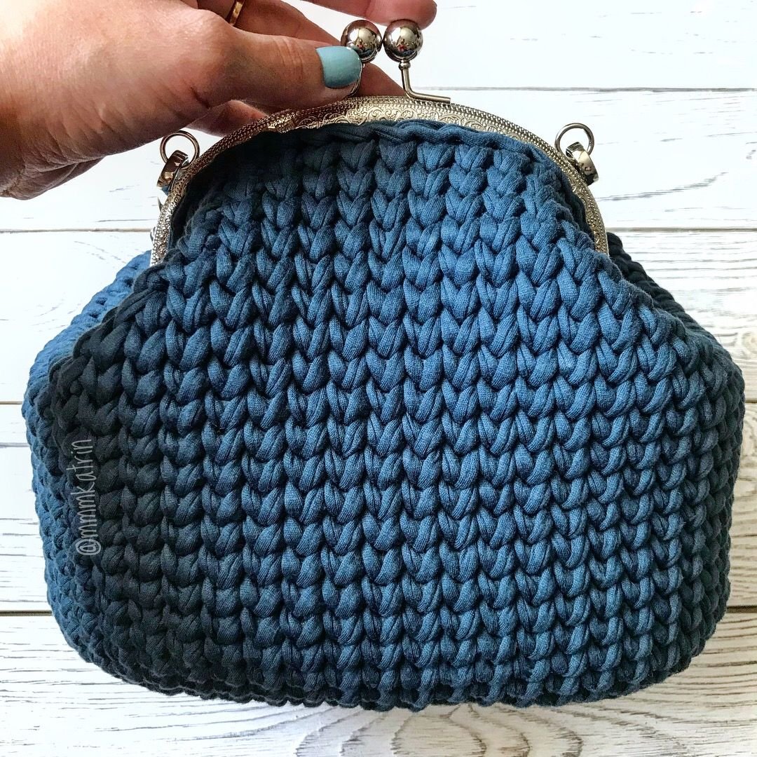 Круглый клатч из трикотажной пряжи