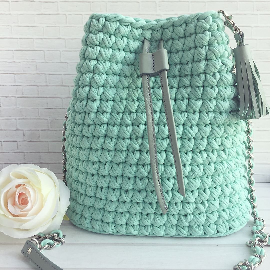 Сумка крючком из трикотажной пряжи бежевая