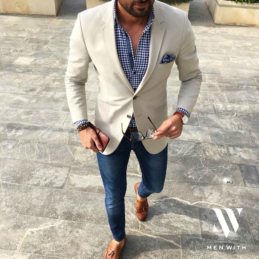 Солидно одетый мужчина