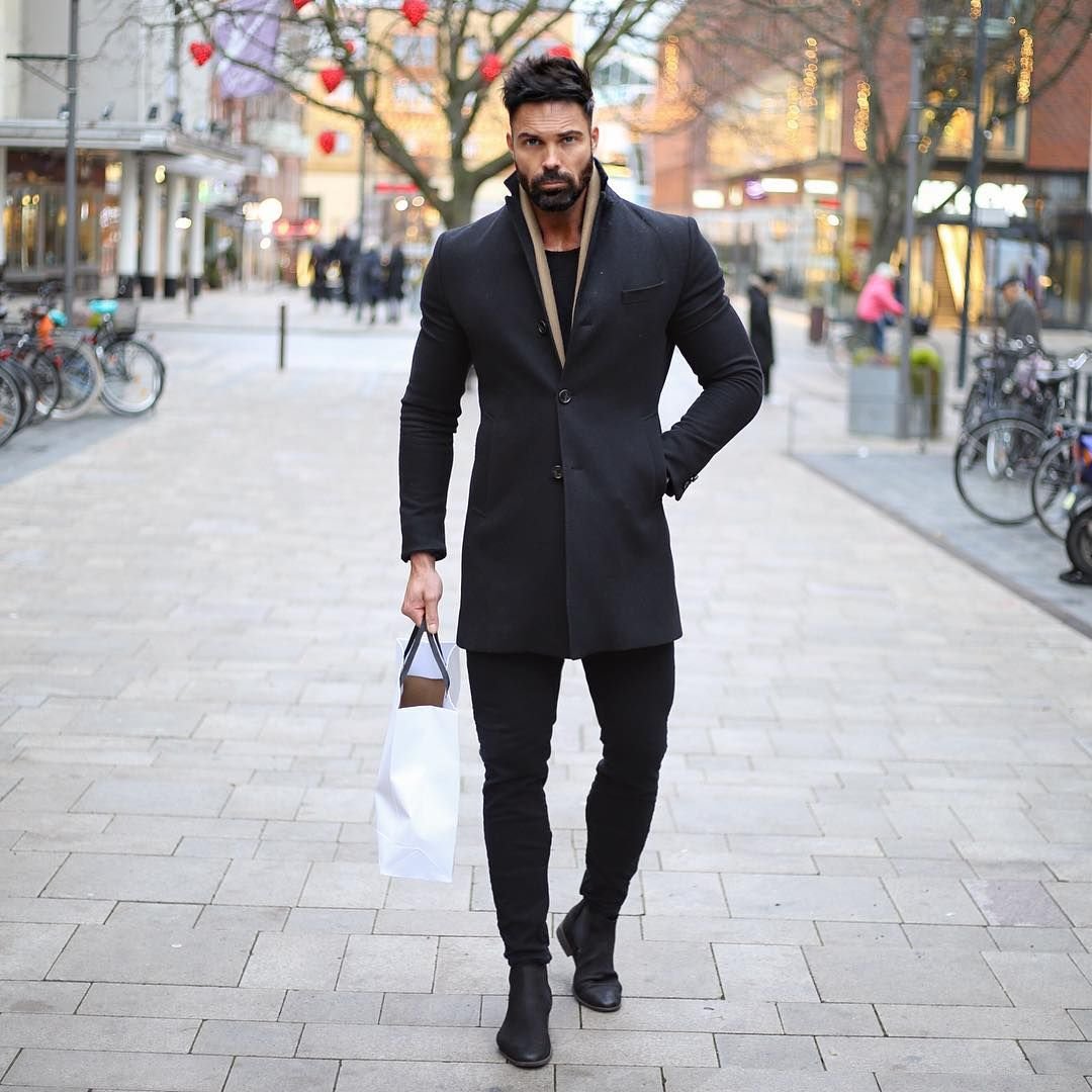 Стильный парень в пальто