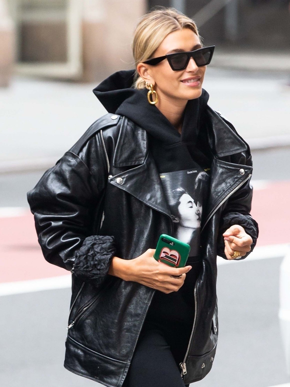 Шапка под черную куртку