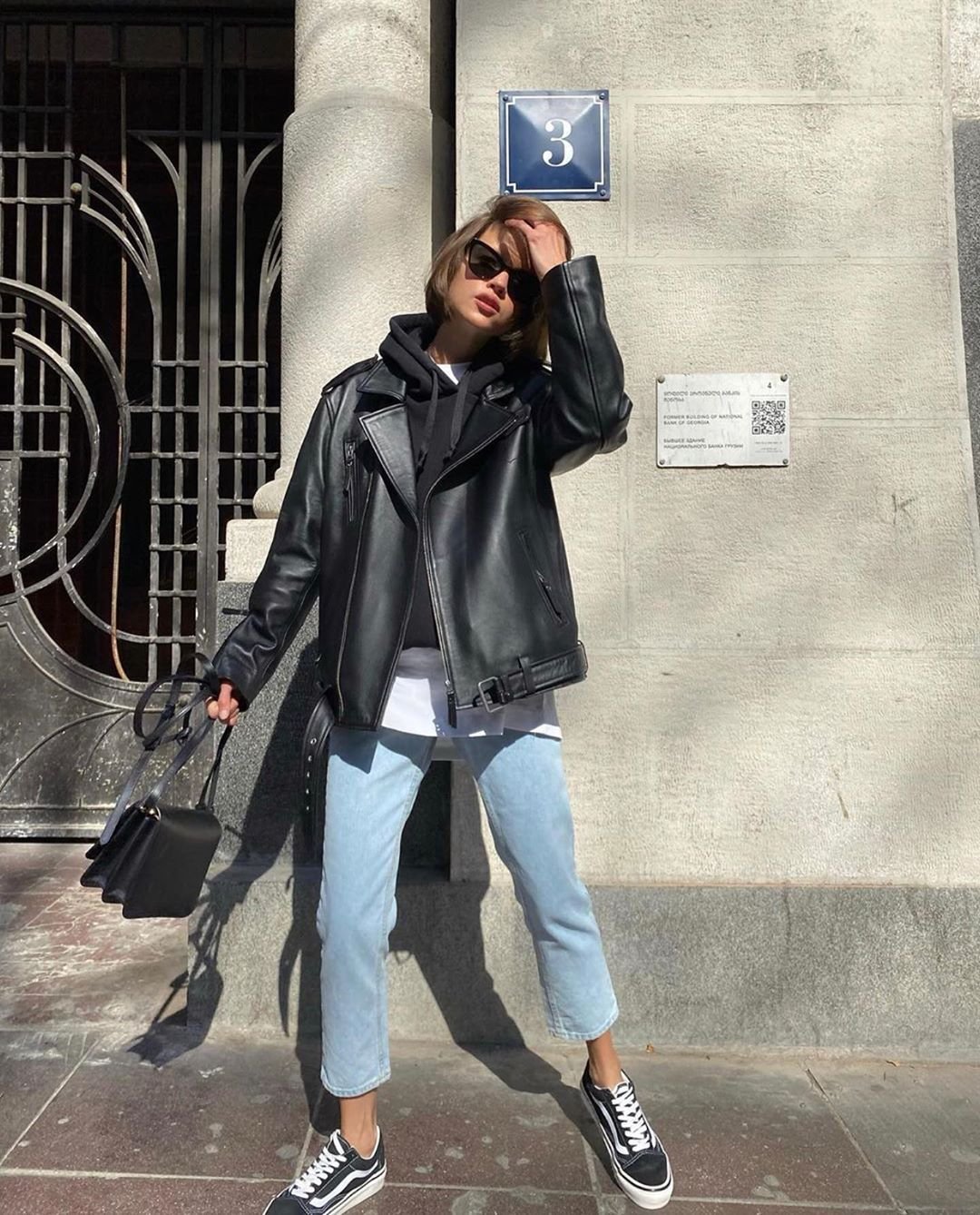 Черный пуховик стрит стайл