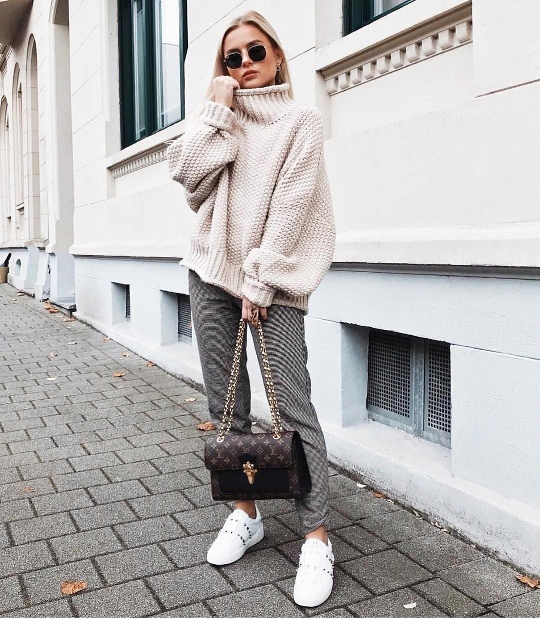 Джинсы и свитер женские