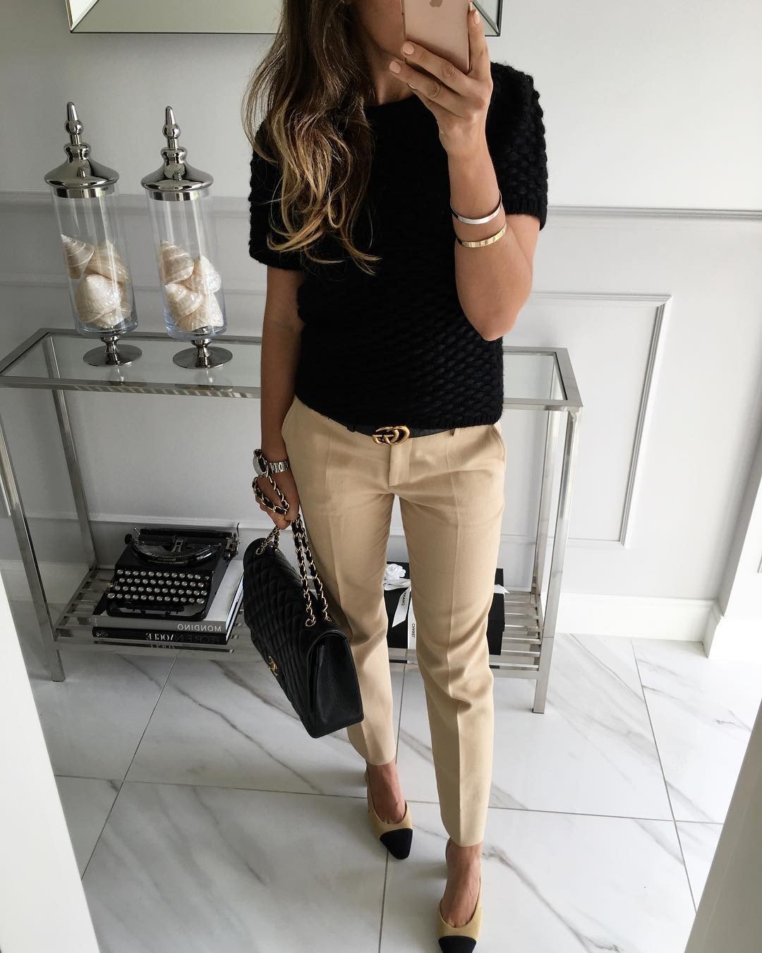 Бежевый кардиган и белые джинсы