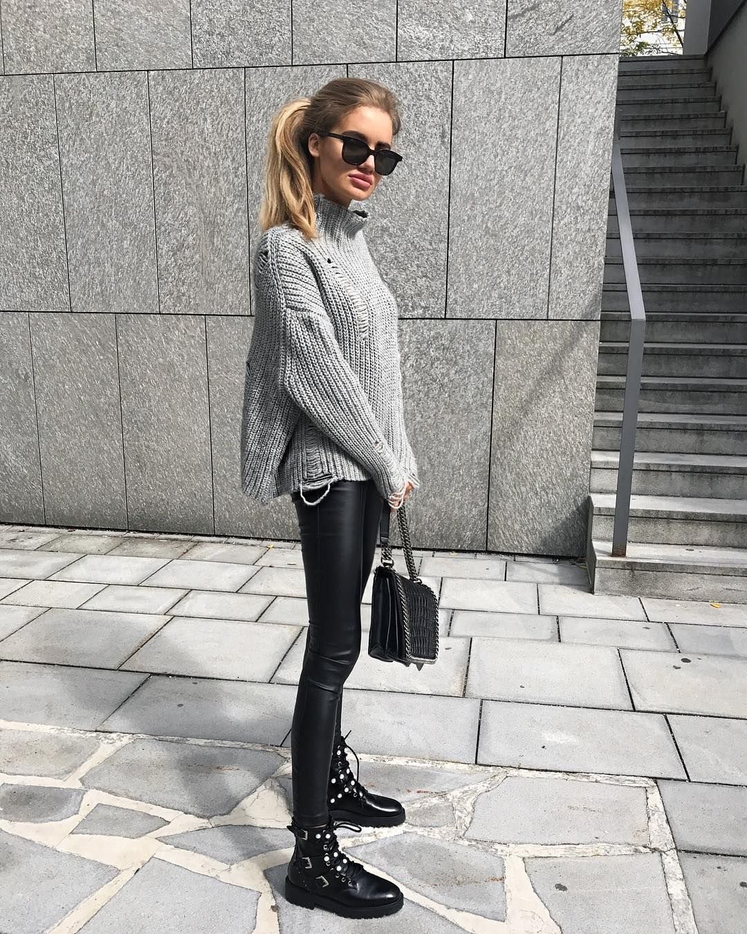 Кожаные лосины и свитер