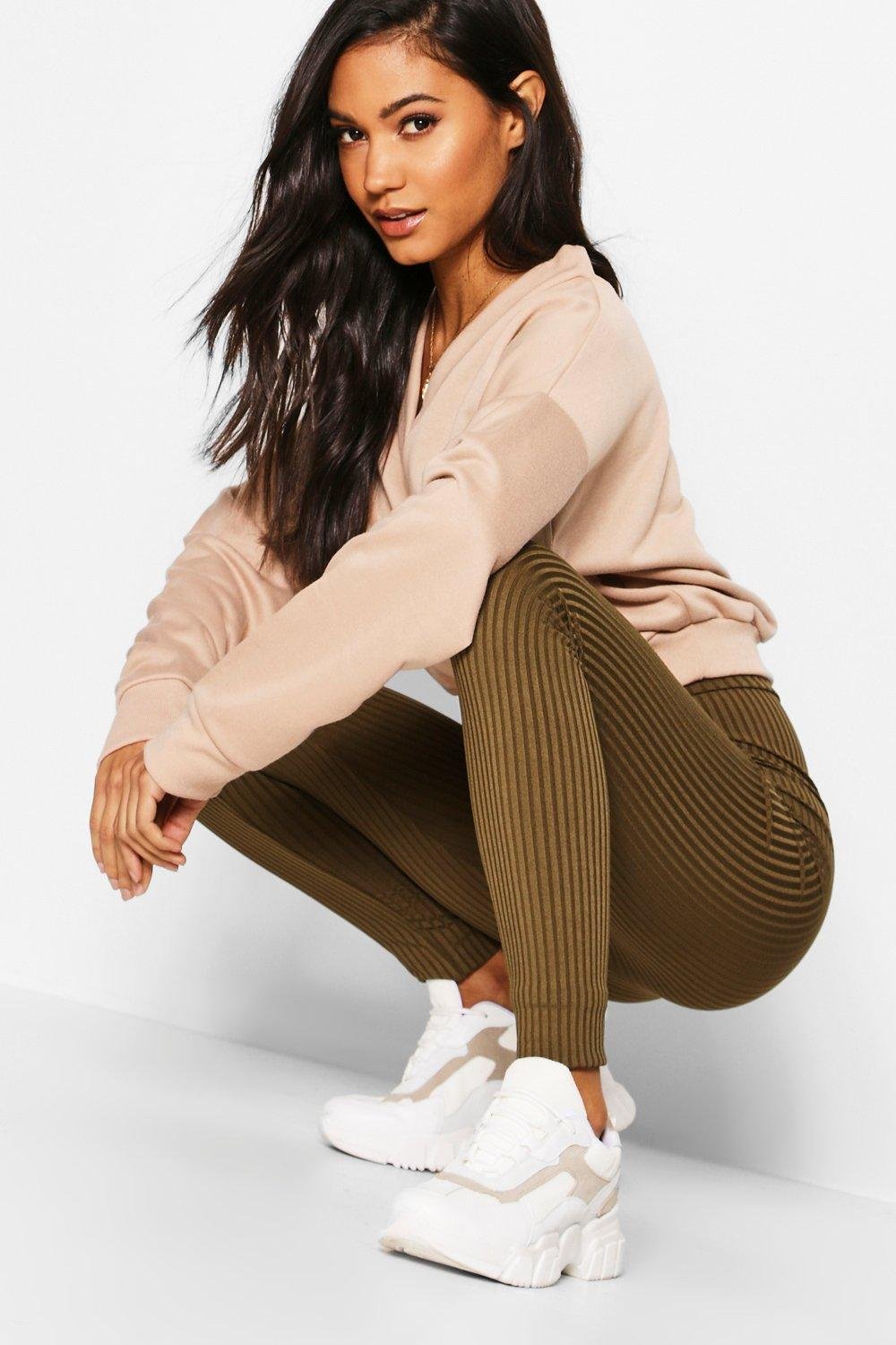 Образы с бежевыми леггинсами в рубчик