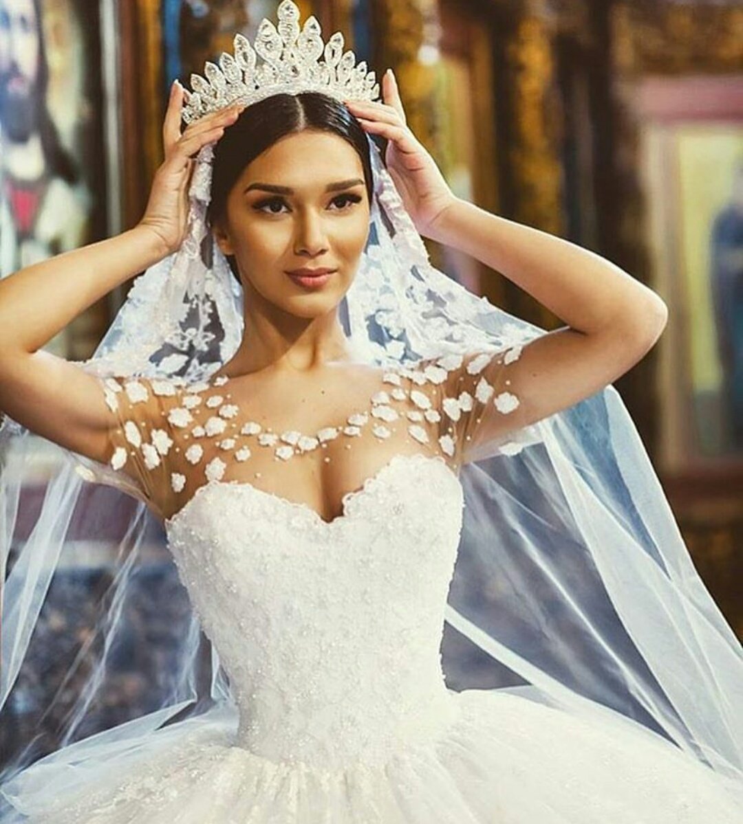 Свадебное платье с короной