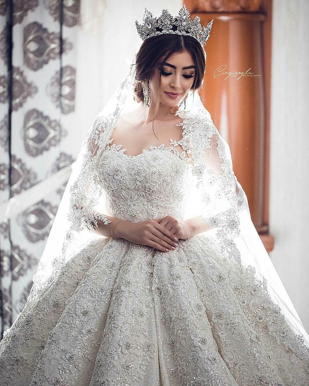 Невесты в свадебных платьях