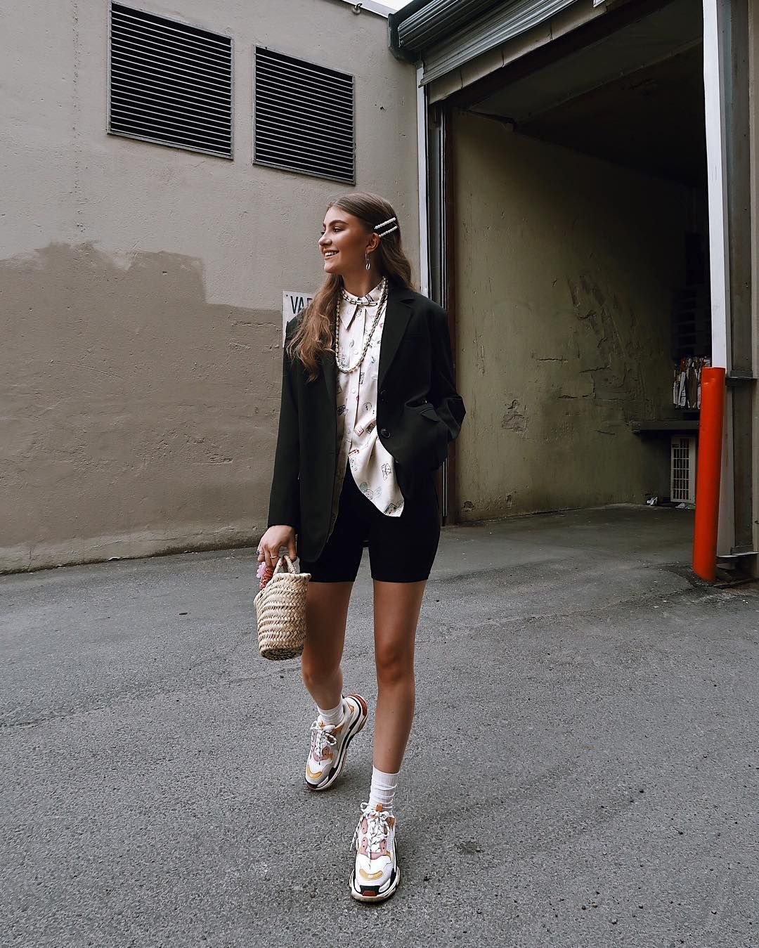 Платье с носками и кроссовками