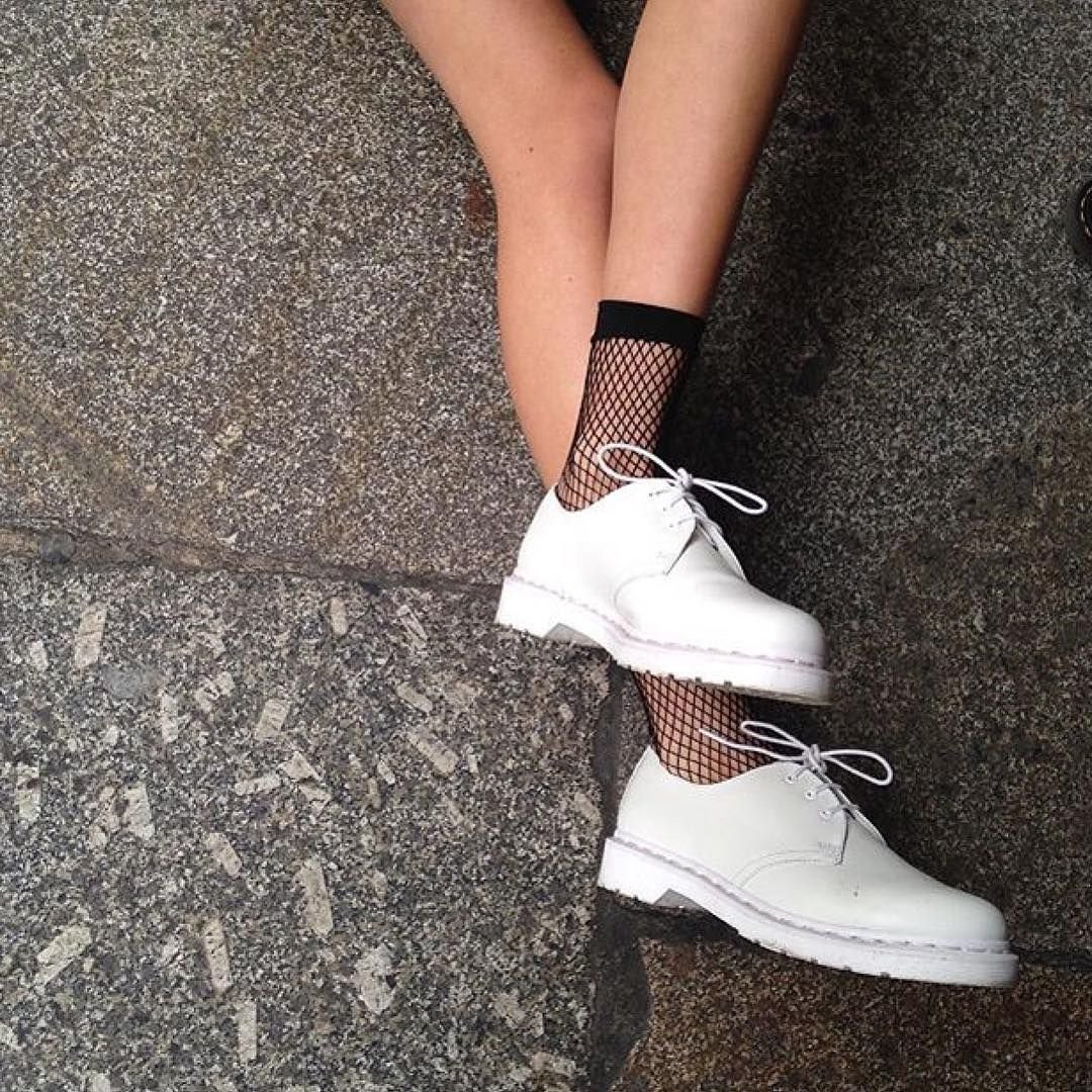 Белые носки с черной обувью