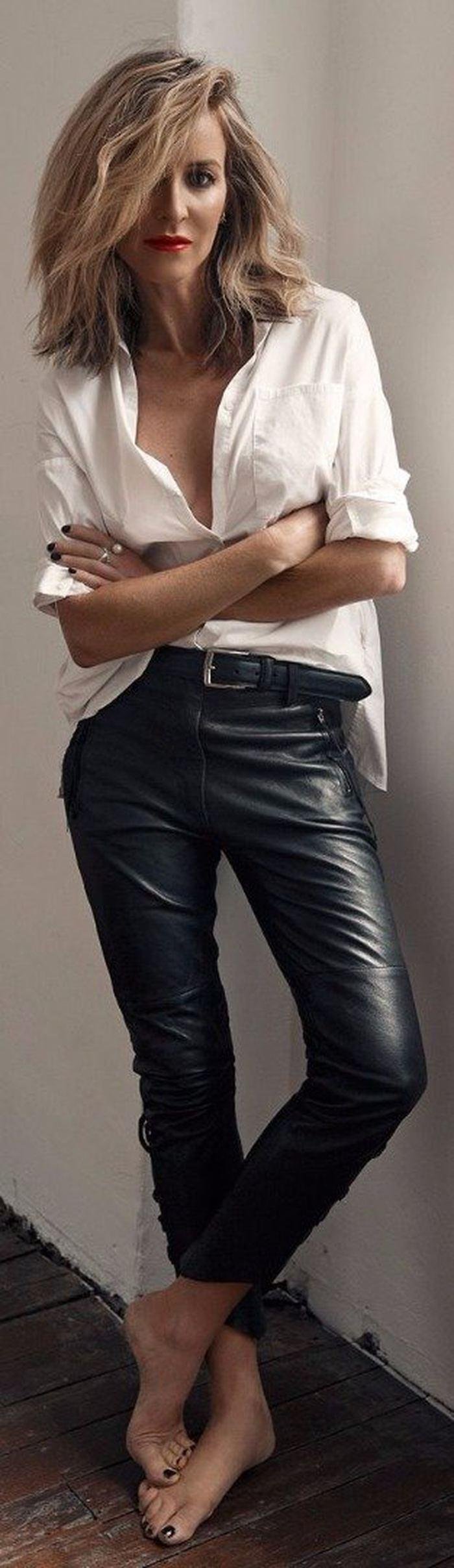 Кожаные брюки с блузкой