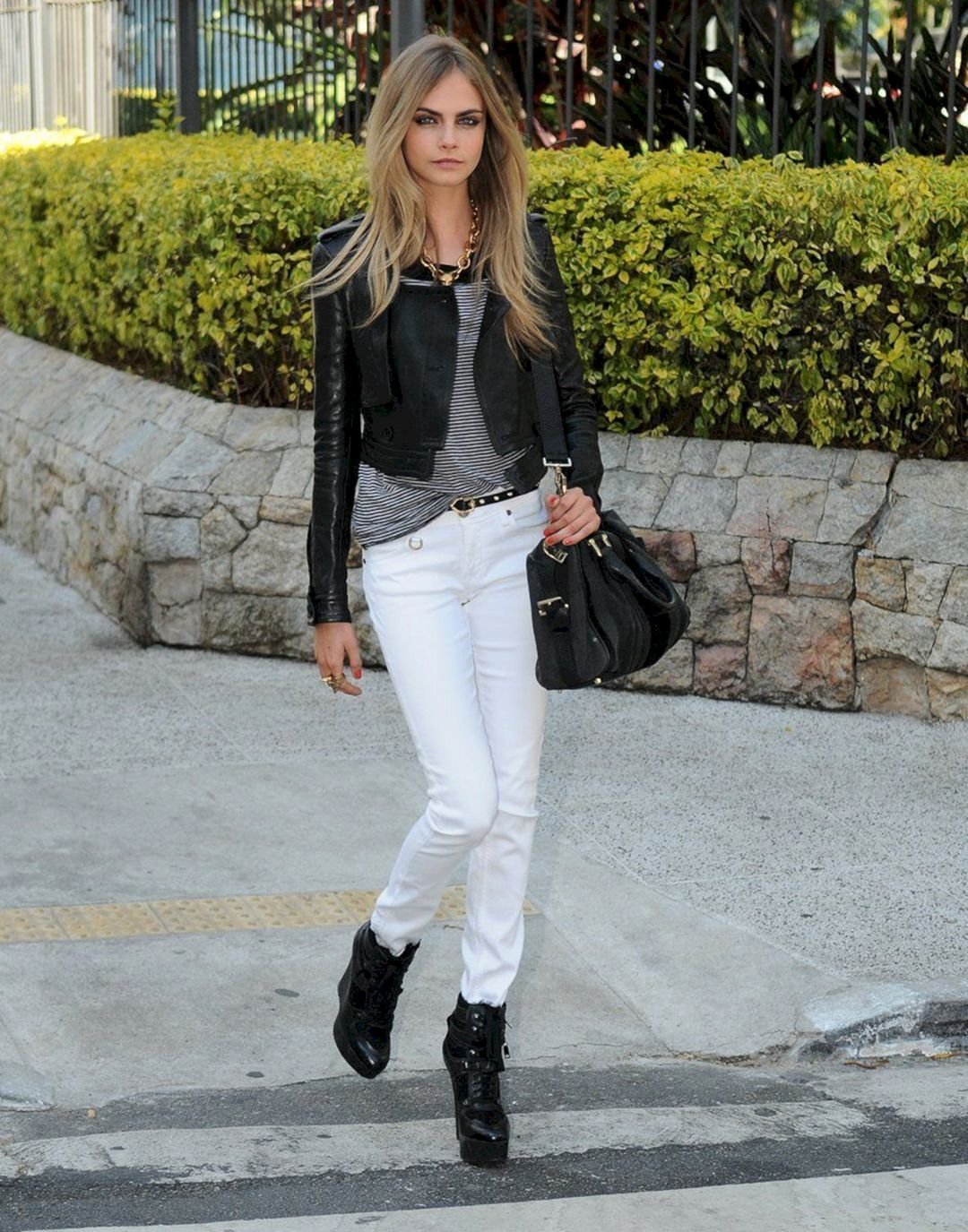 Деловой стиль с кожаными брюками