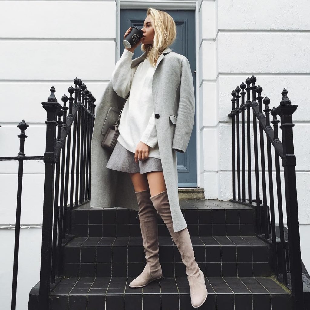 Бежевое платье с ботфортами