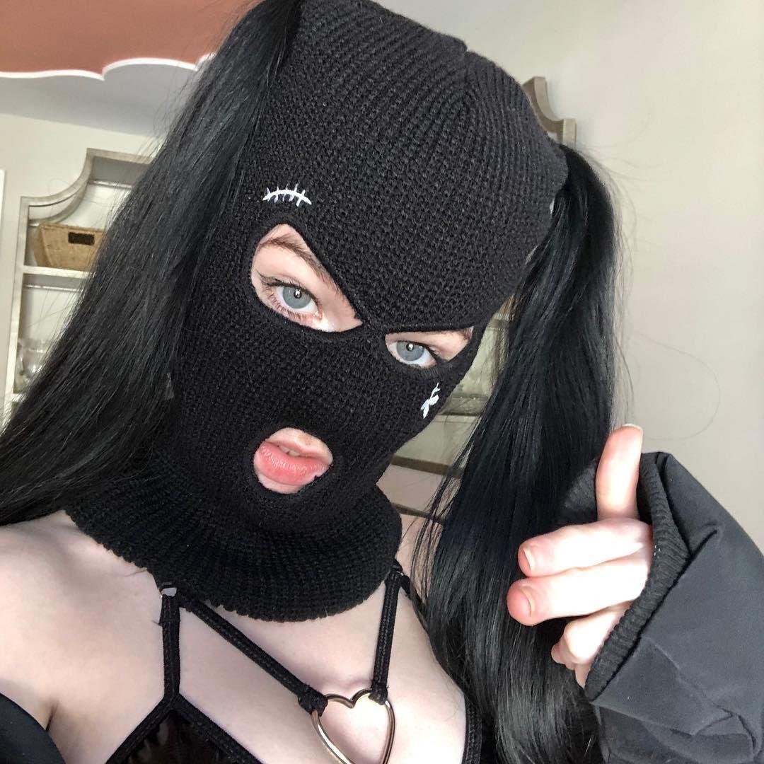 Девушка в Балаклаве