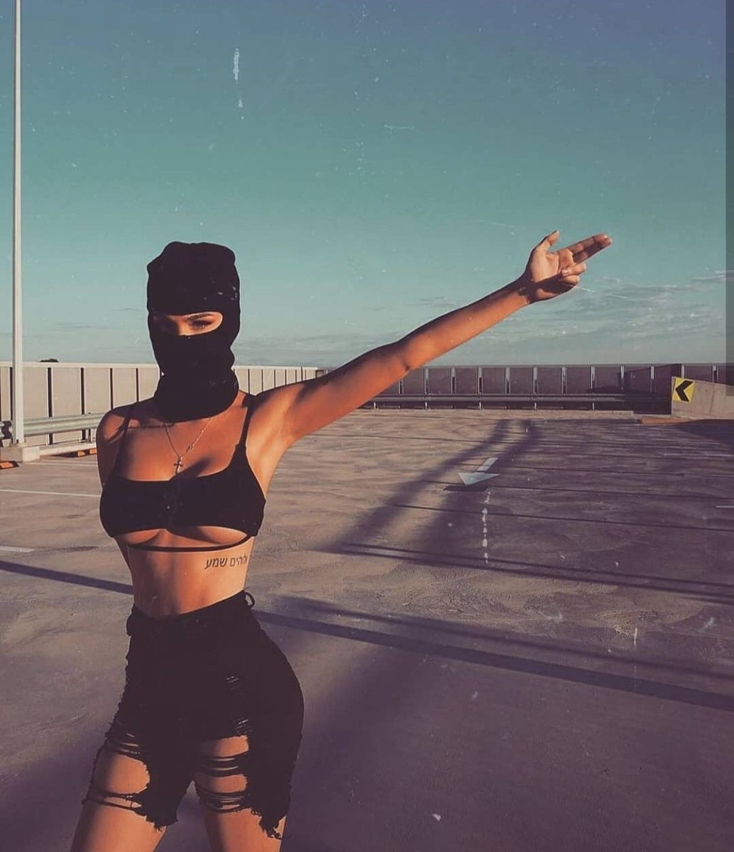 Девушка в Балаклаве