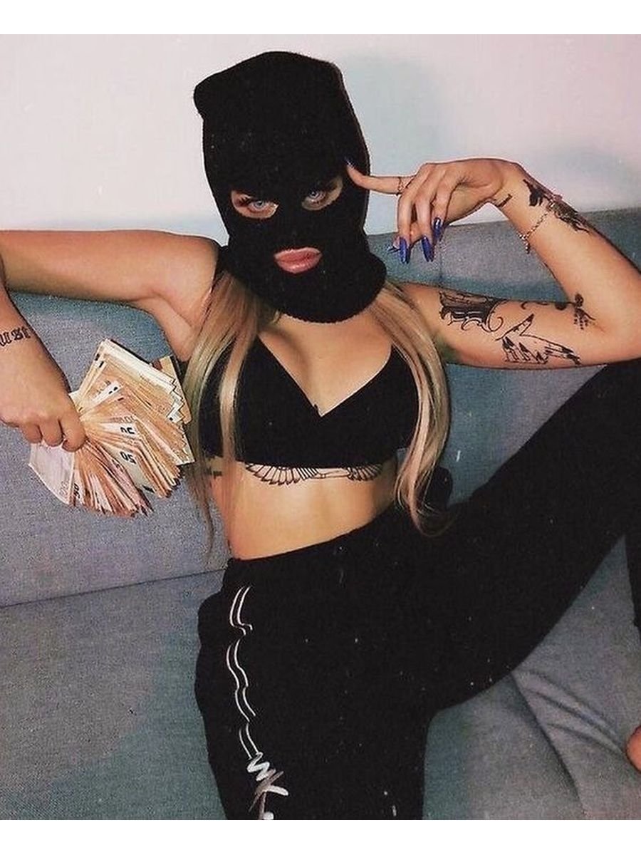 Девушка в черной Баваклаву