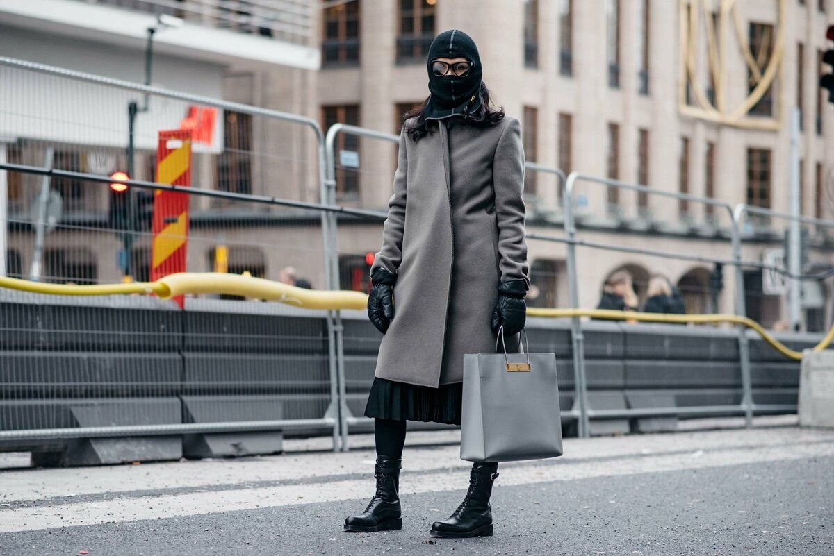 Девушка в горнолыжных очках