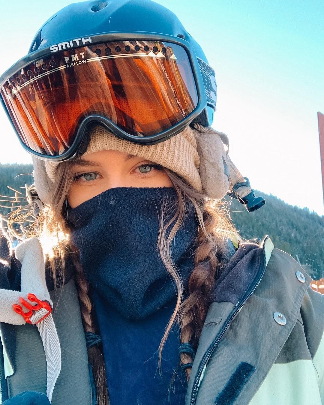 Девка в розовой Балаклаве