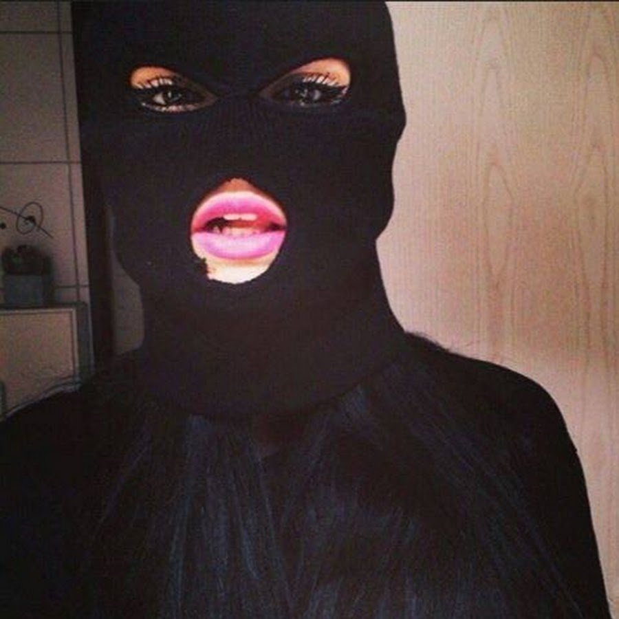 Девушка в желтой маске