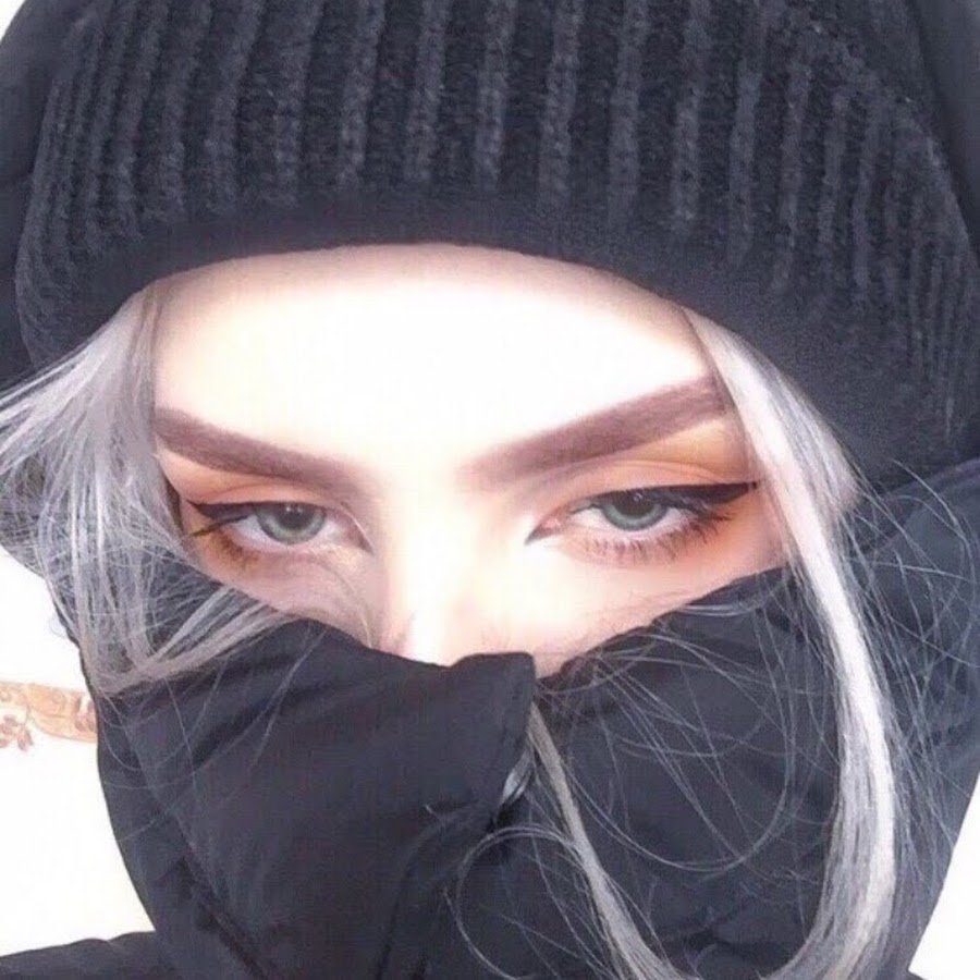 Девушка в черной Балаклаве