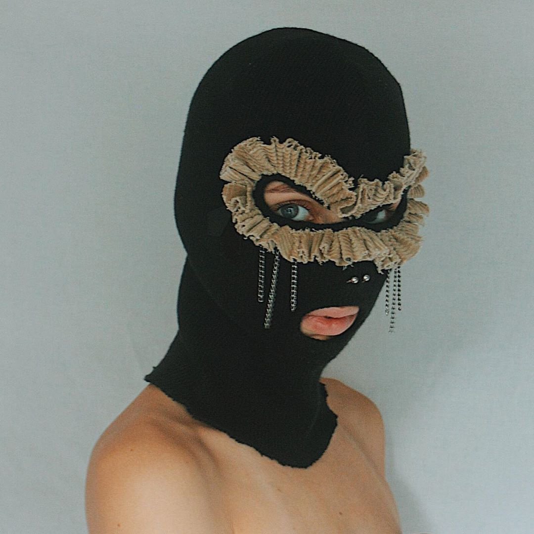 Девушка в горнолыжном костюме в маске