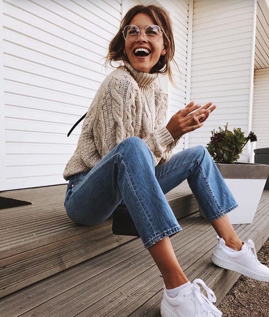 Девушка в свитере и джинсах