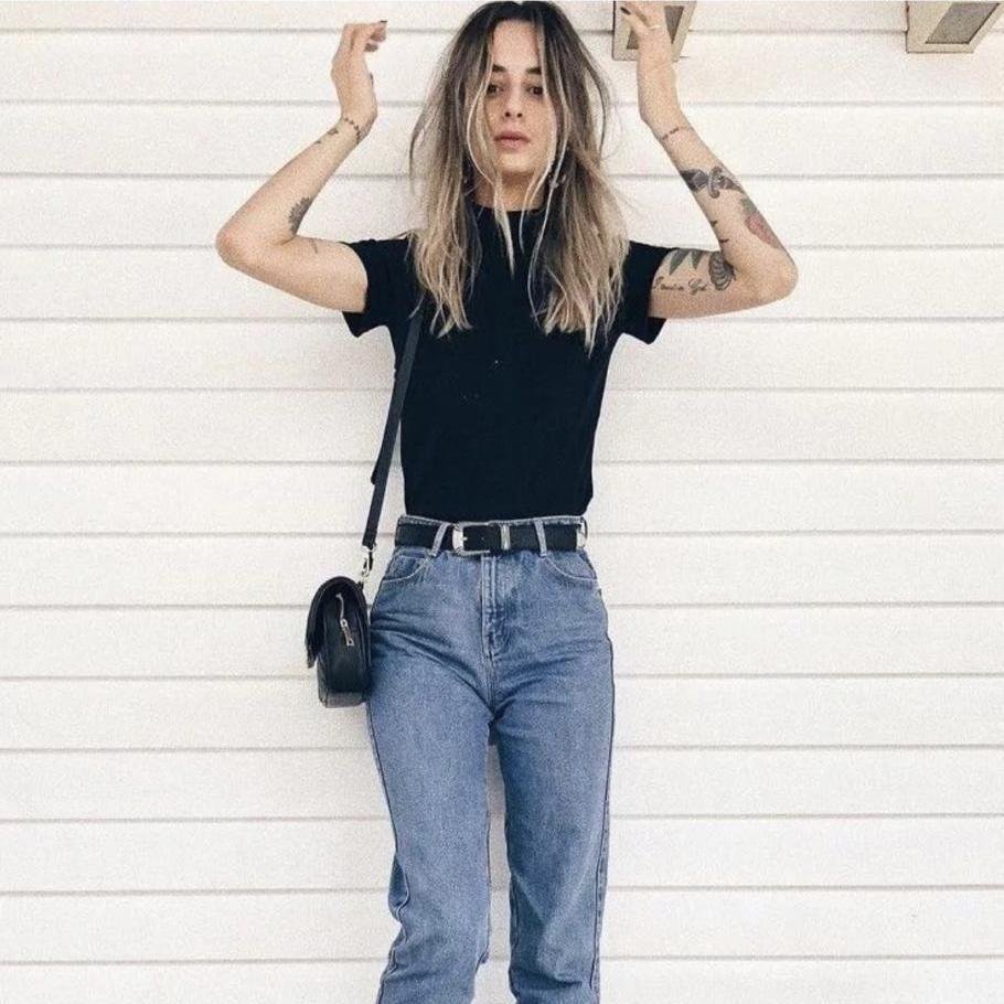 Блондинка в рваных джинсах