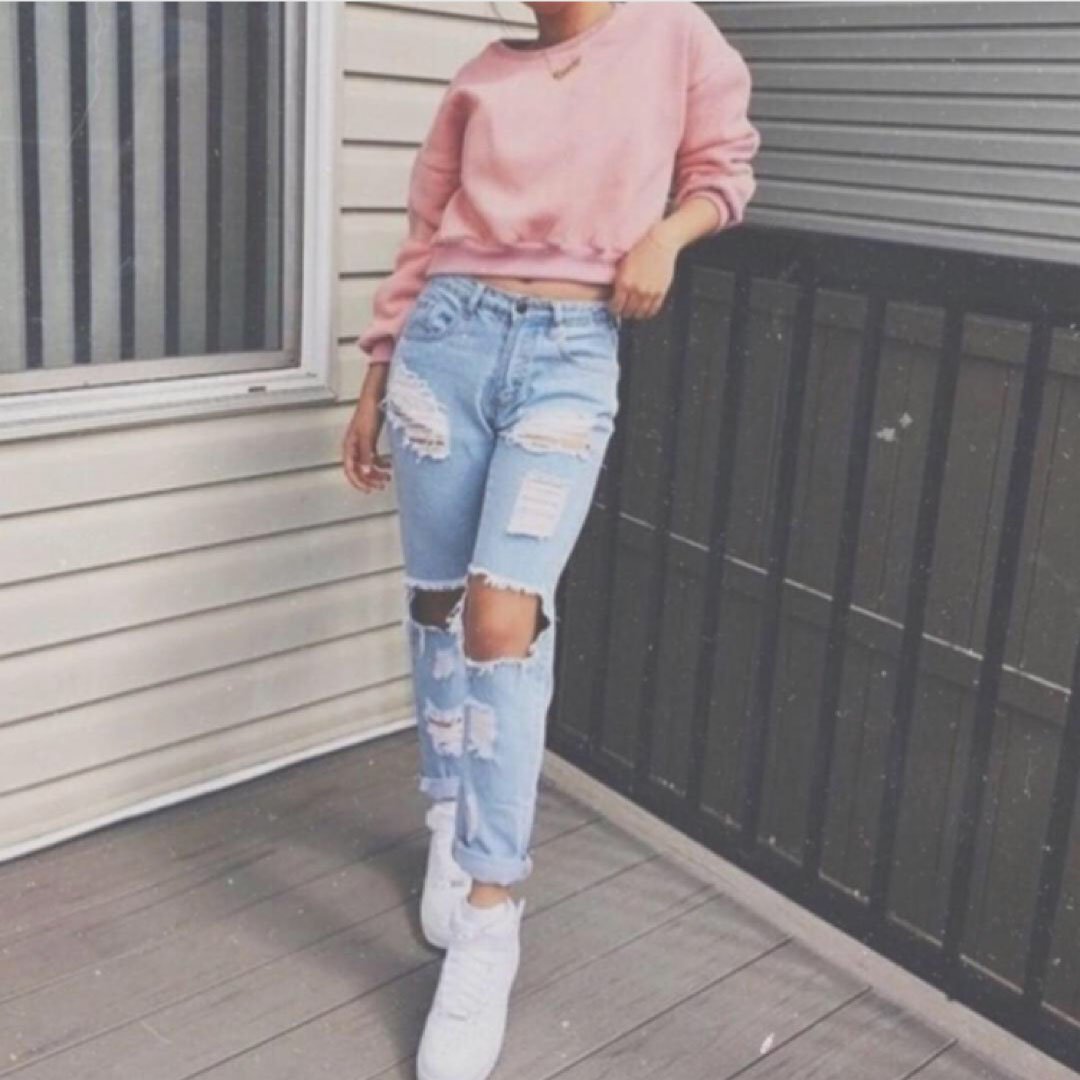 Рваные джинсы и блузка