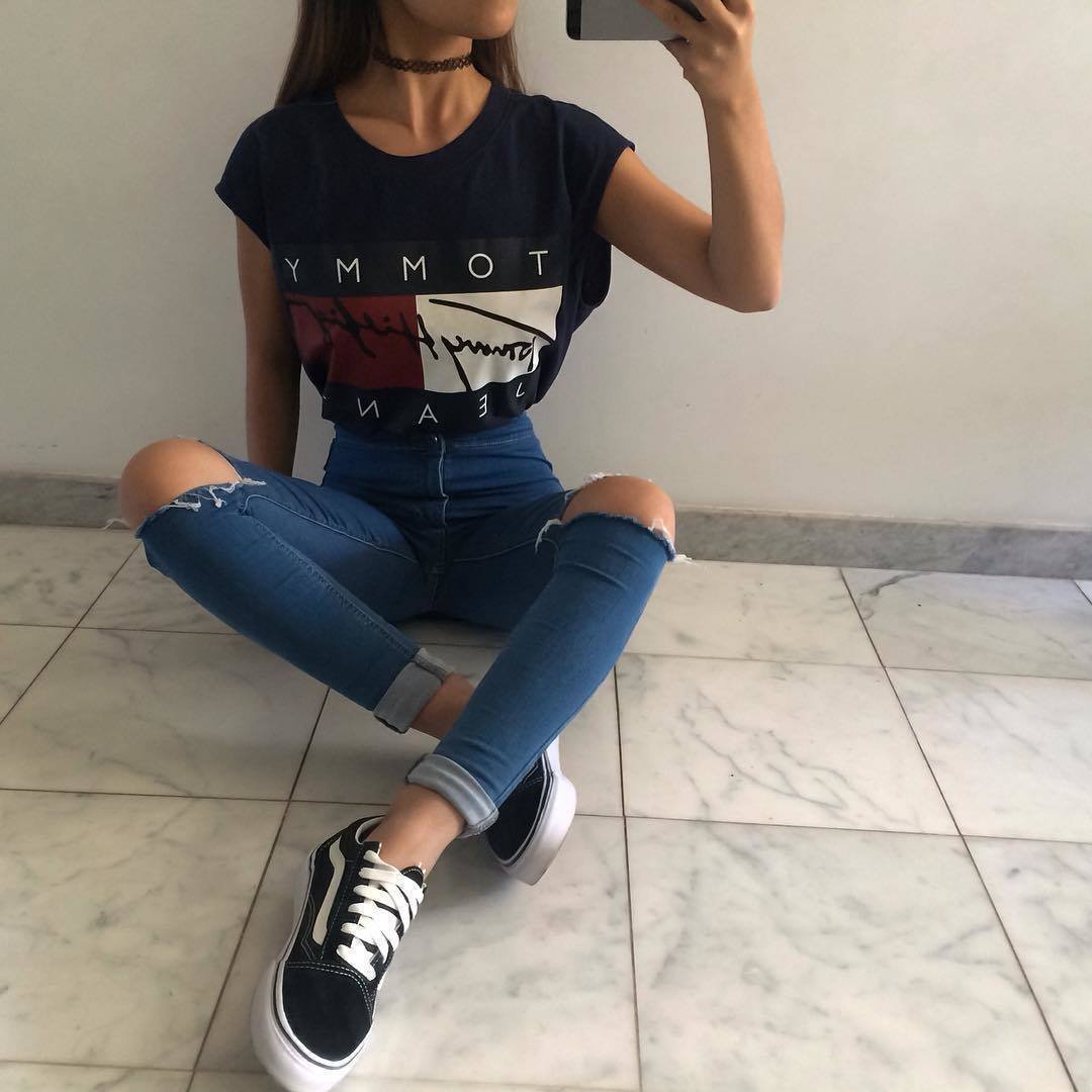 Девушки подростки в джинсах