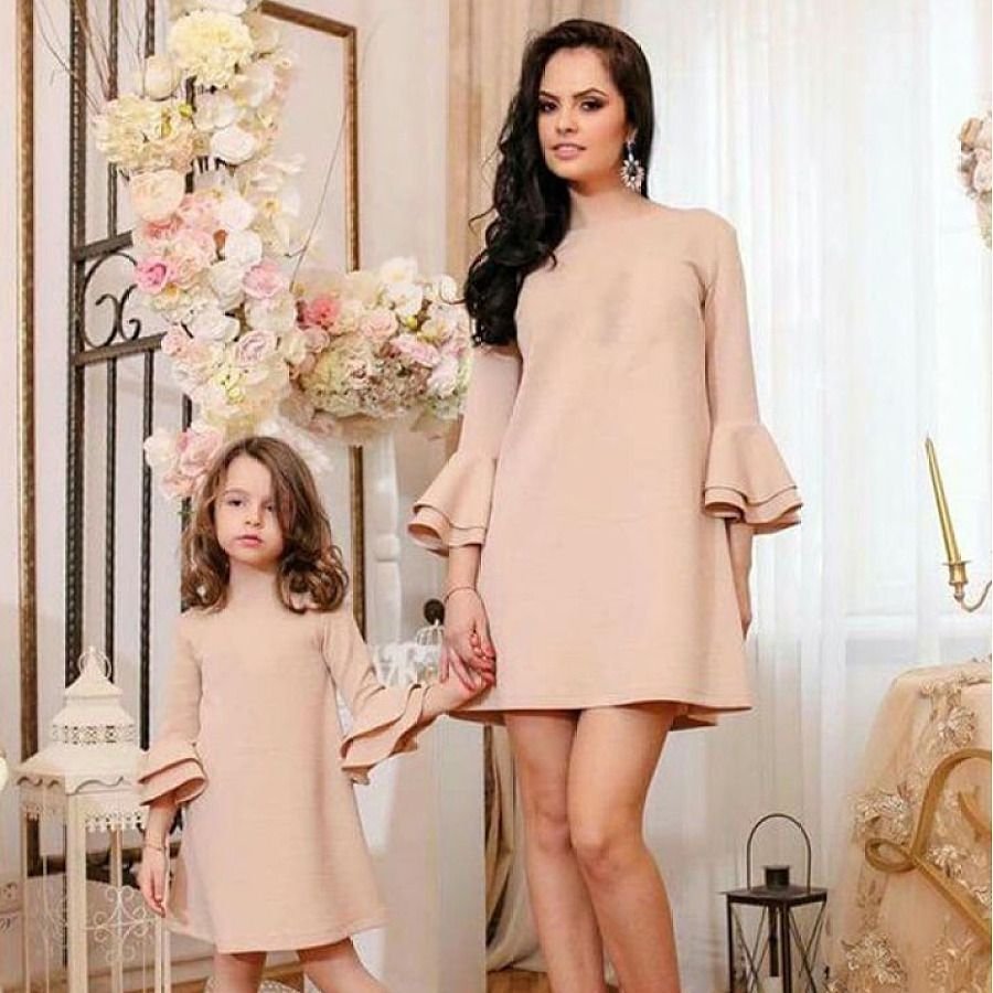 Мама и дочка с платьем