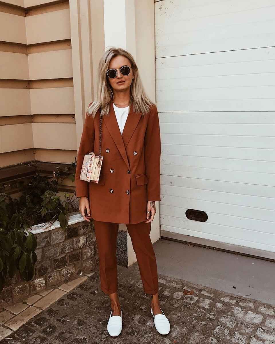 Образ с коричневым пиджаком