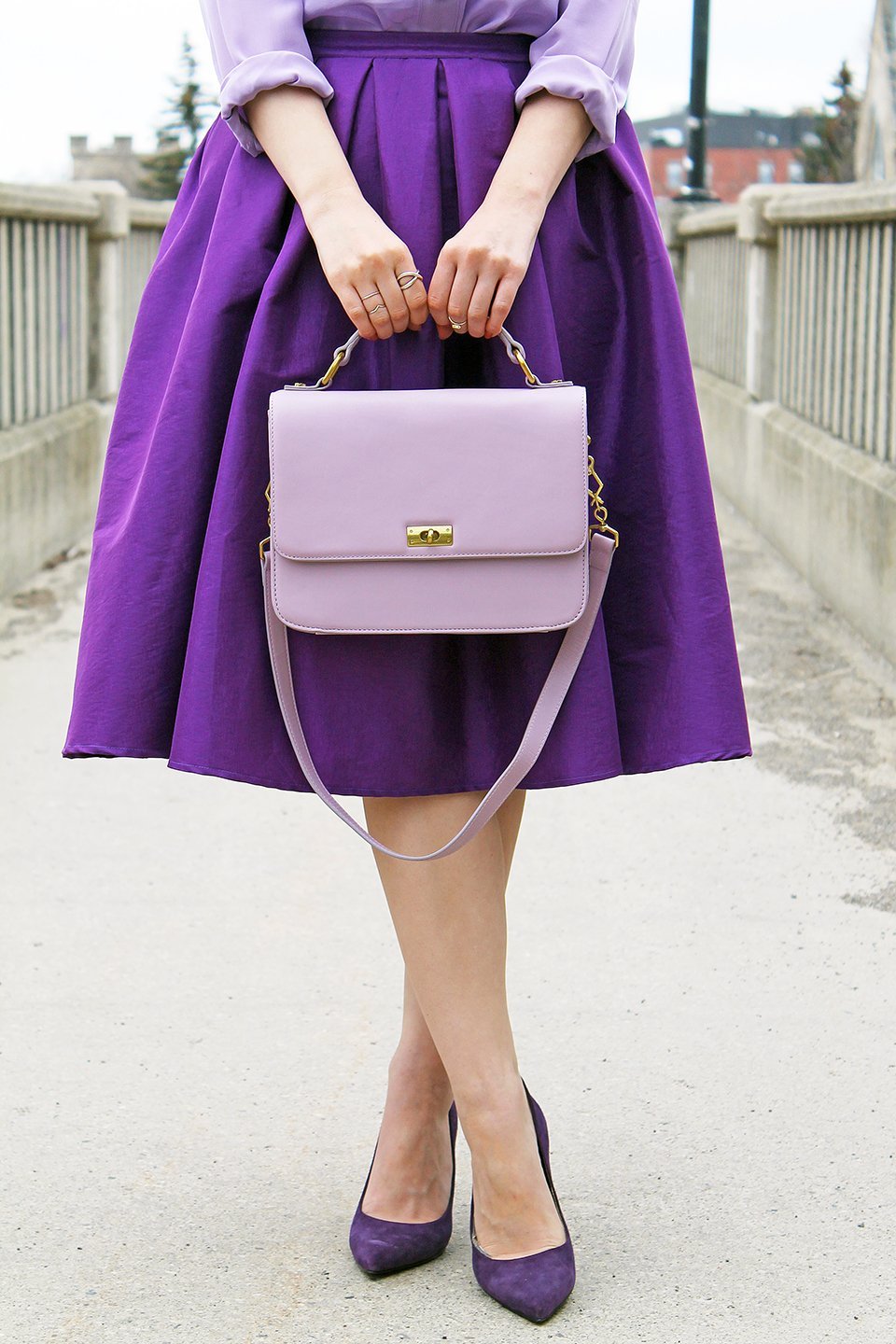 Фиолетовые лаковые туфли на шпильках