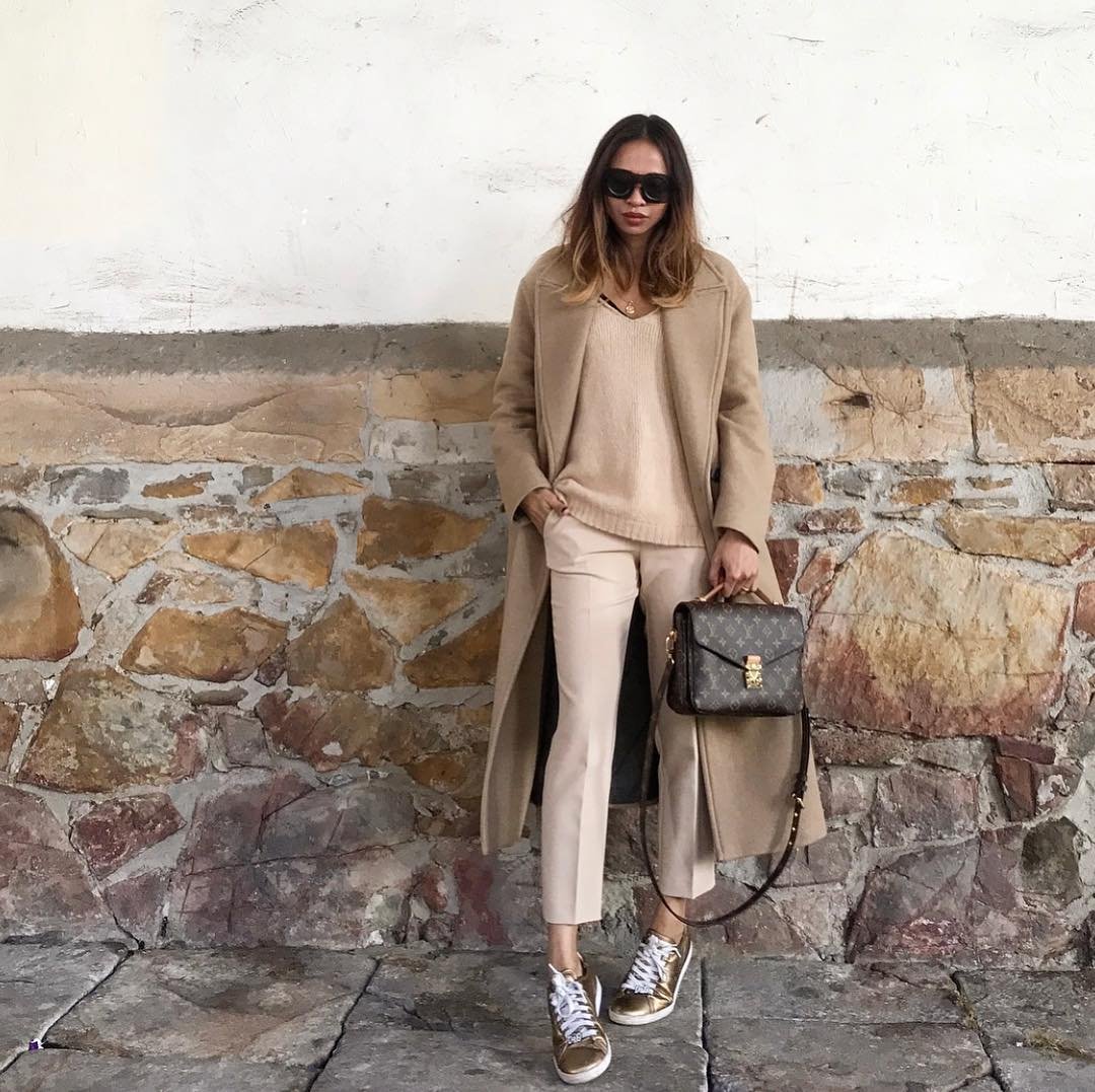 Девушка в бежевом пальто