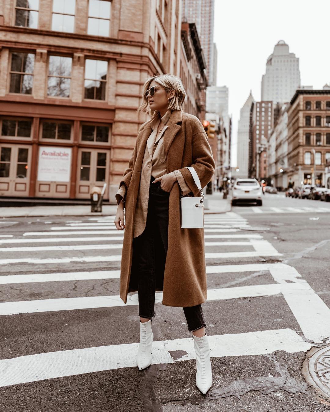 Образы с бежевой курткой