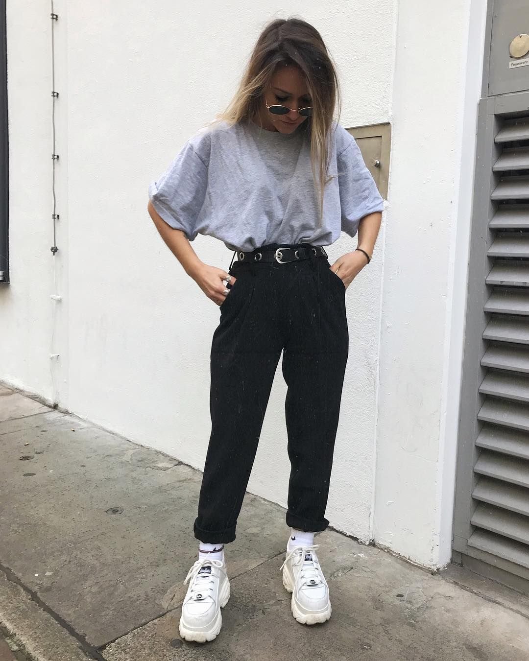 Луки с черными джинсами мом