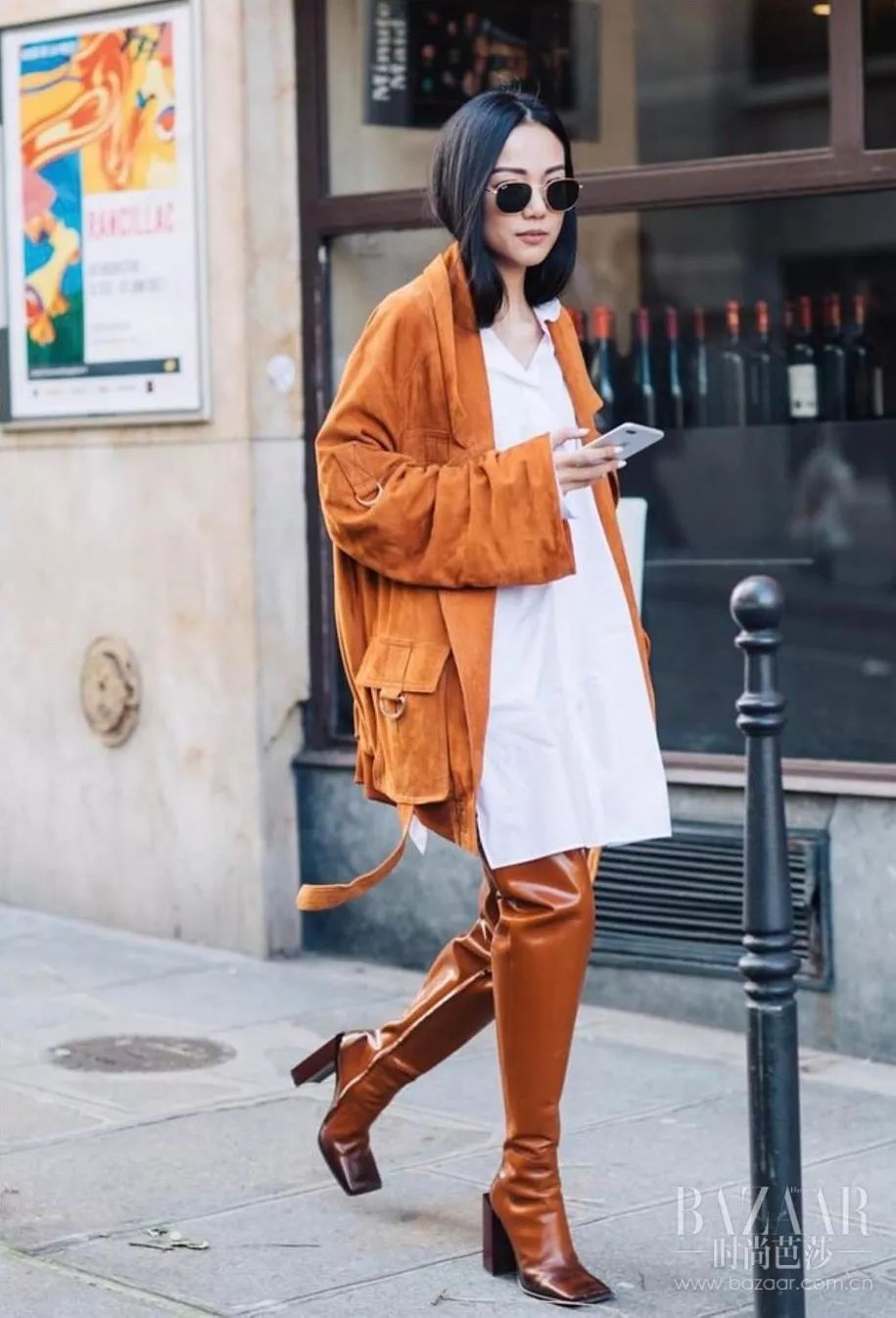 Белое платье с сапогами