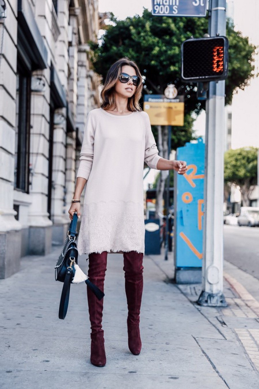 Белое платье с ботфортами