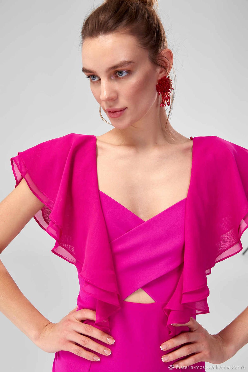 Виктория Джастис красно розовое платье