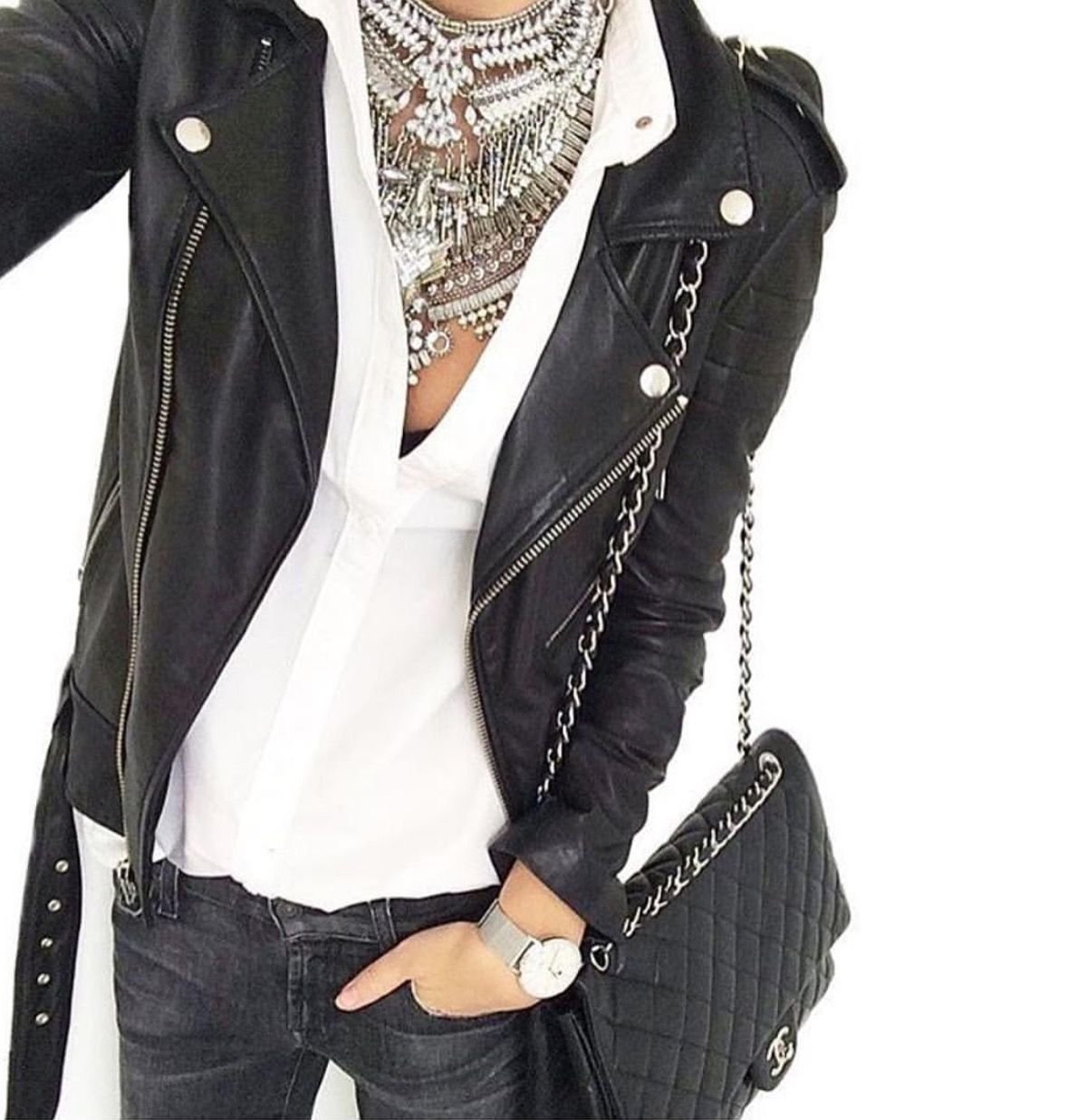 Кожаная юбка с футболкой