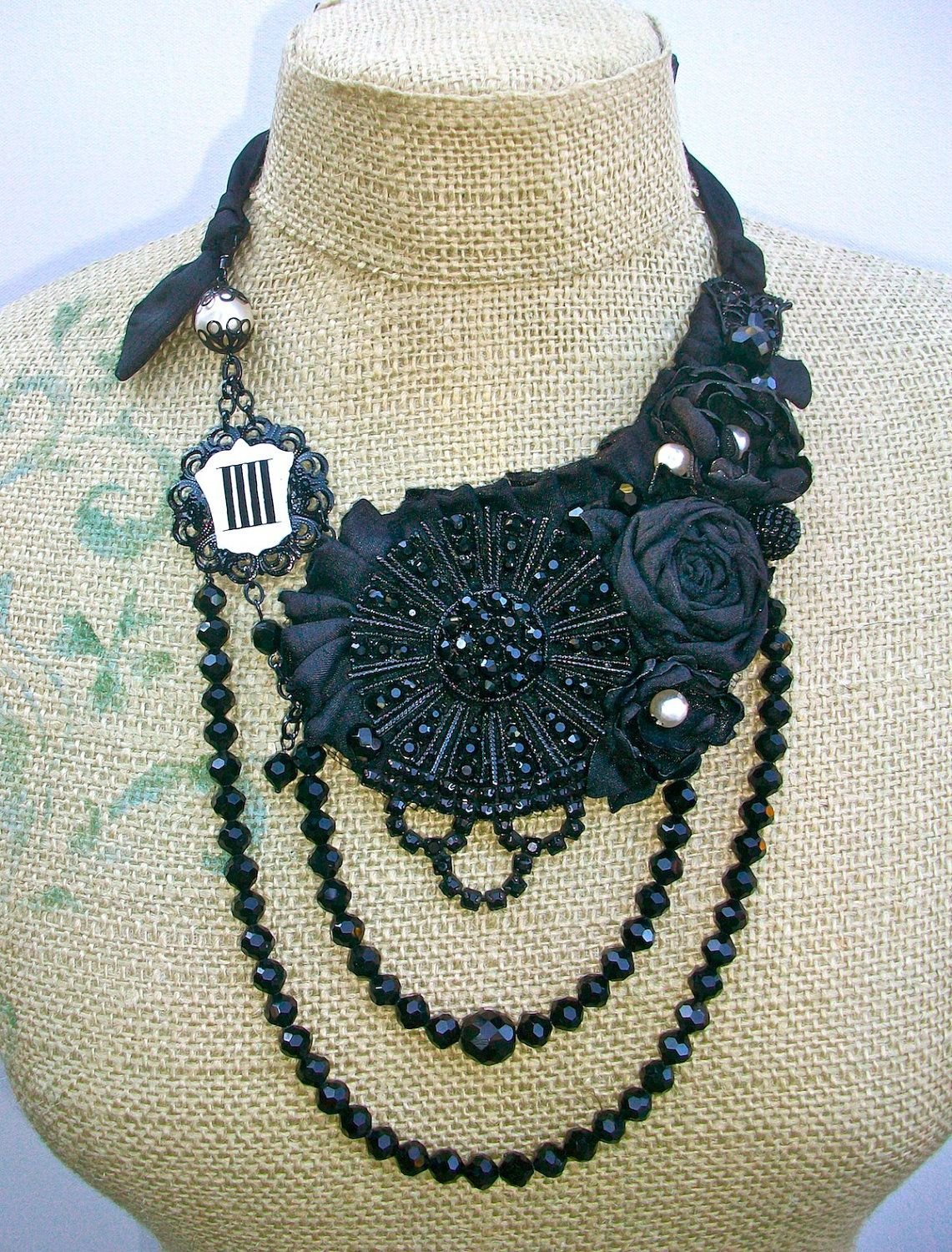 Украшение на шею из текстиля