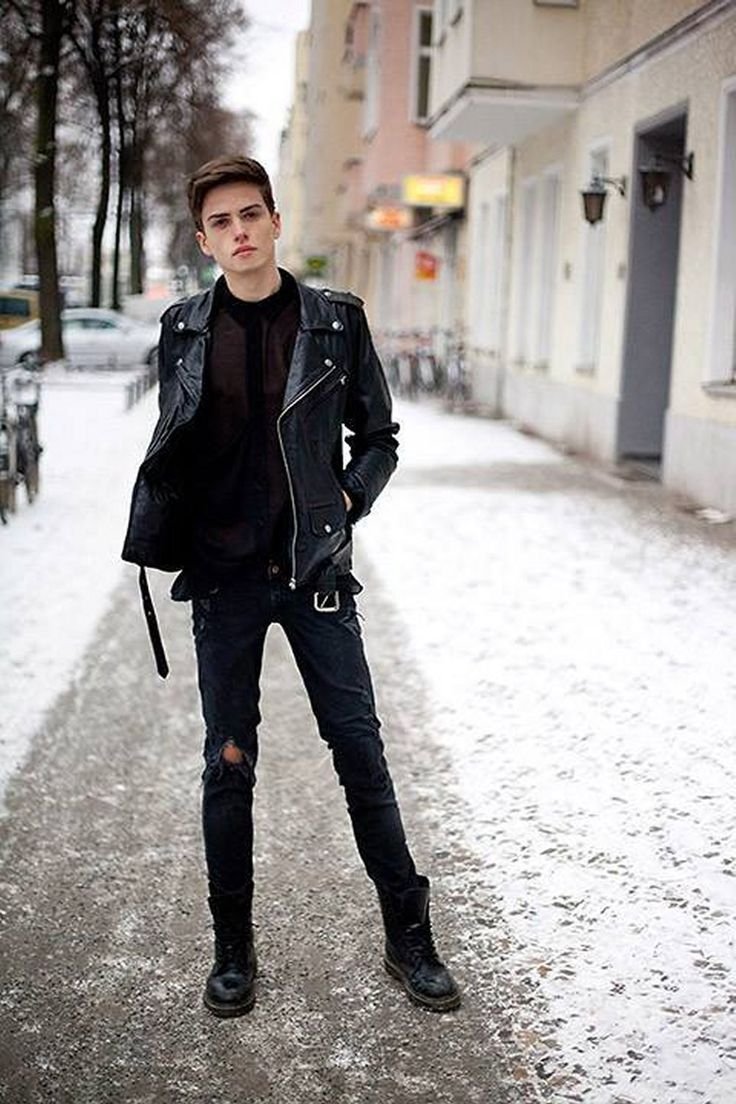 Парень в берцах