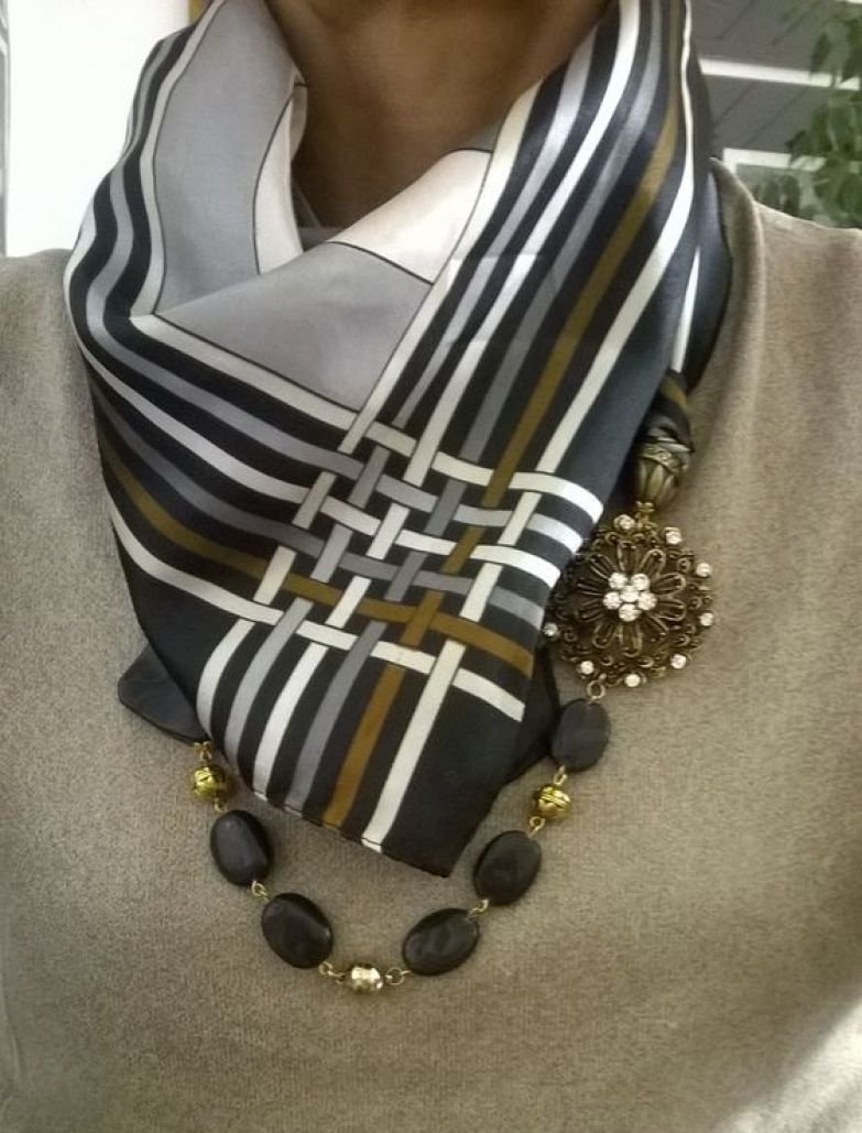 Шарф с украшением