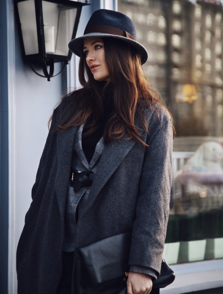 Маргарита Цельсова в пальто