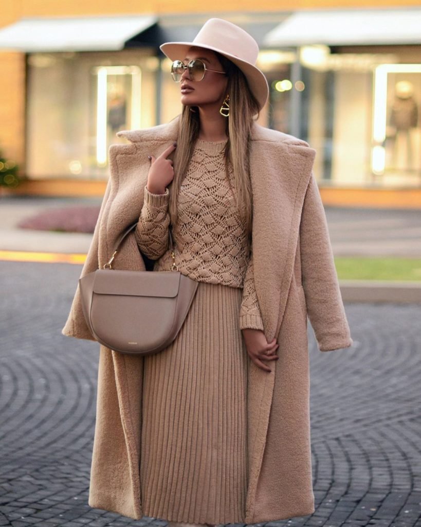 Маргарита Цельсова в пальто