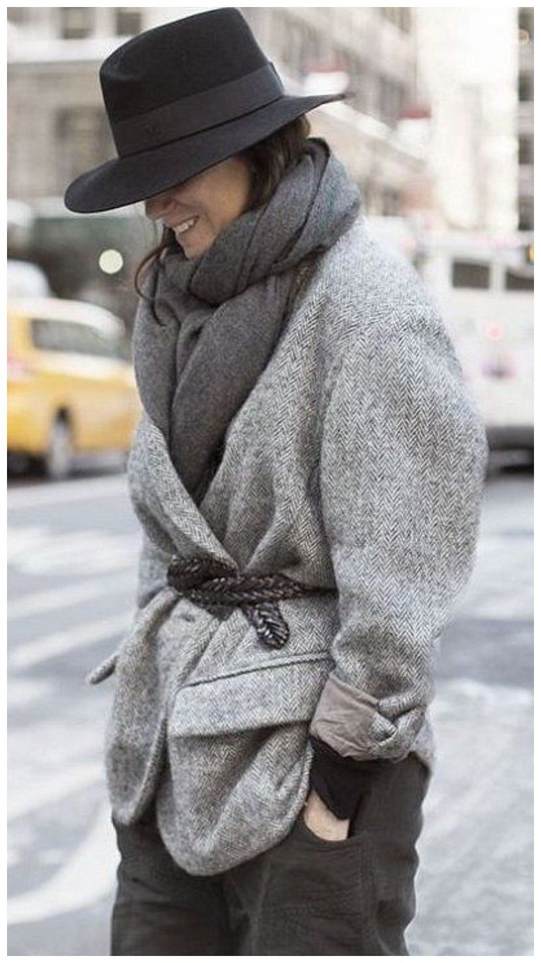 Черная шляпа с пальто