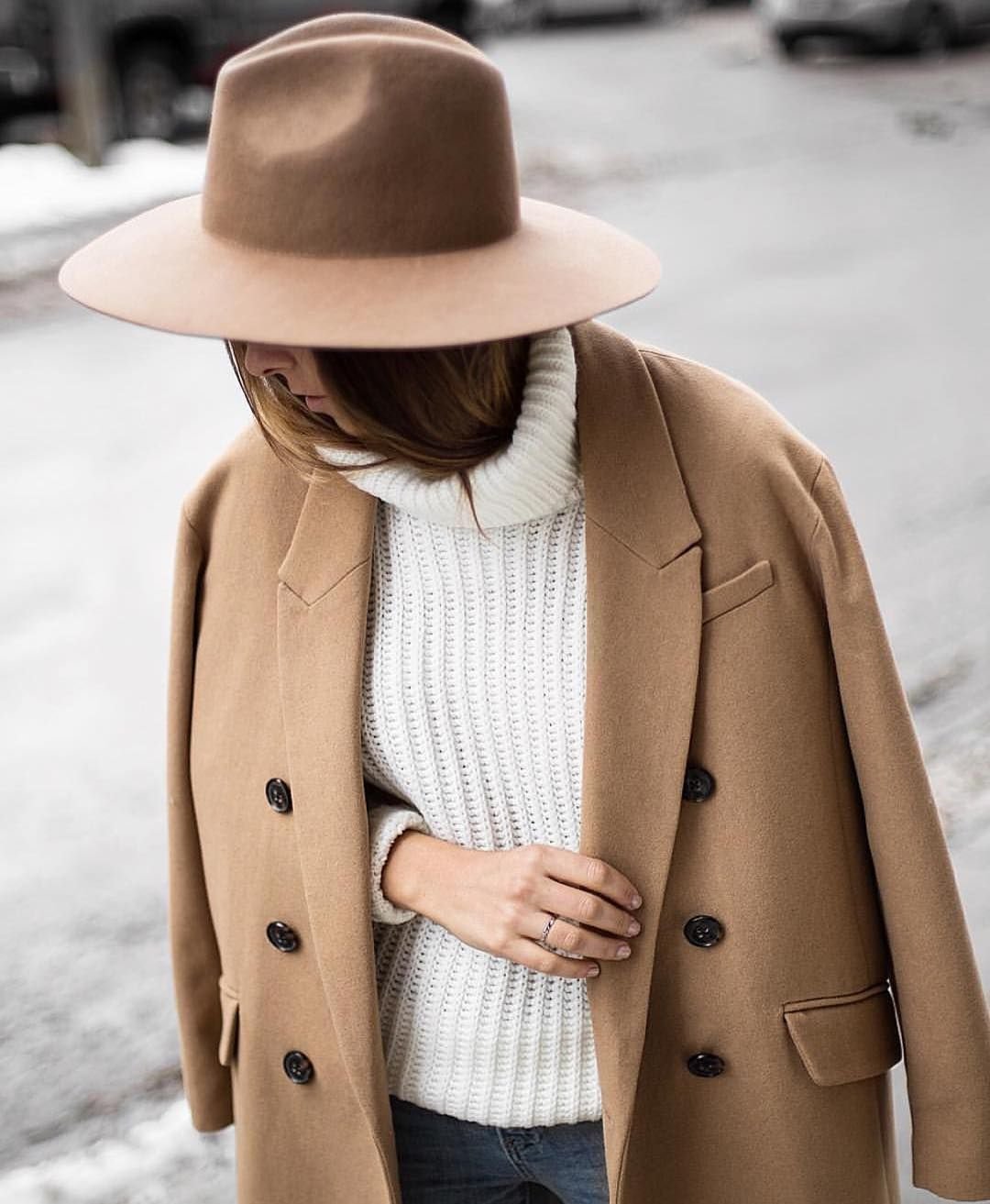 Девушка в стильное пальто