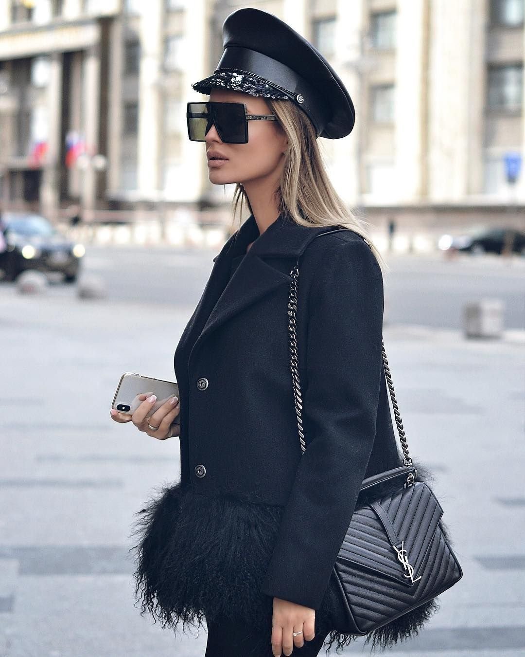 Маргарита Цельсова в пальто